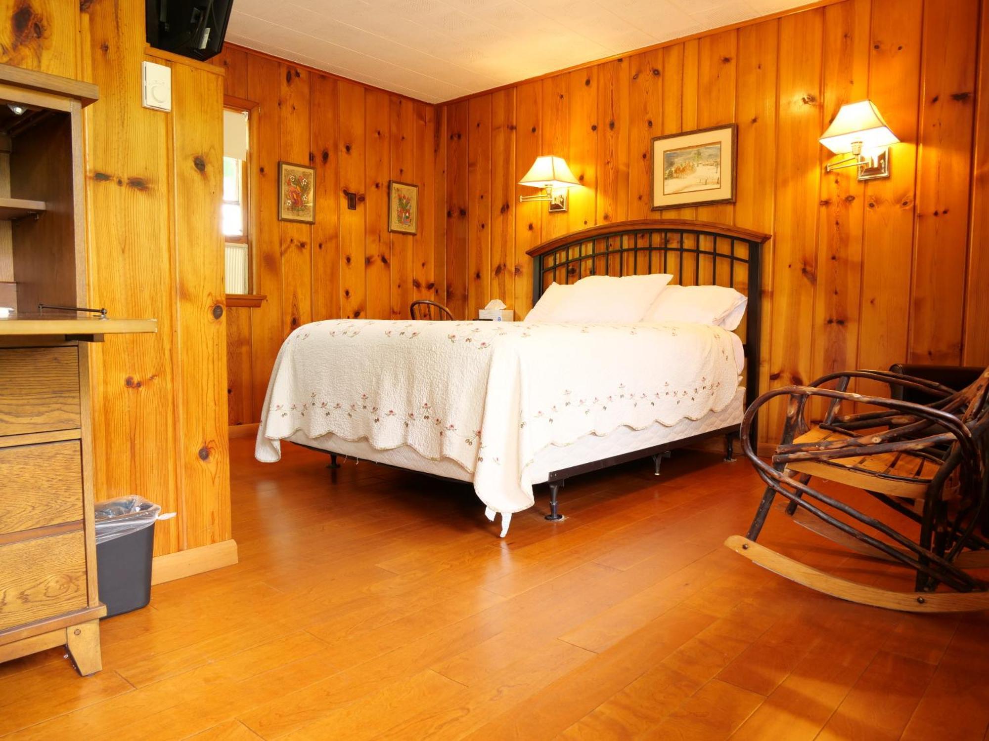 Ludington Blue Spruce Inn Δωμάτιο φωτογραφία